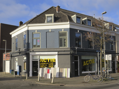 907566 Gezicht op het winkelhoekpand Damstraat 2-2bis te Utrecht, met links de Leidsekade.N.B. Bouwjaar: ...
